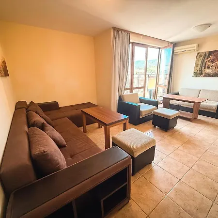 Top-floor 2br With King Bed & View Apartment